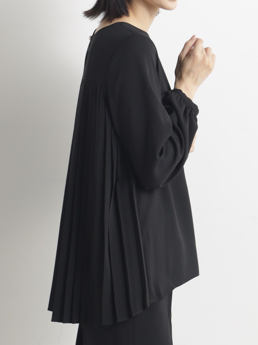 ブラック系のシャツ/ブラウス、ブラック系のその他パンツを着用したレディースの春コーディネートの3枚目の写真