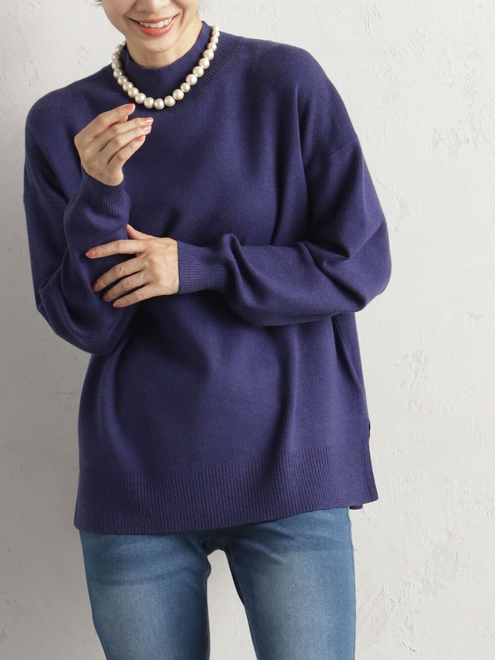 ブルー系のその他パンツ、ブルー系のニット/セーターを着用したレディースの冬コーディネートの2枚目の写真