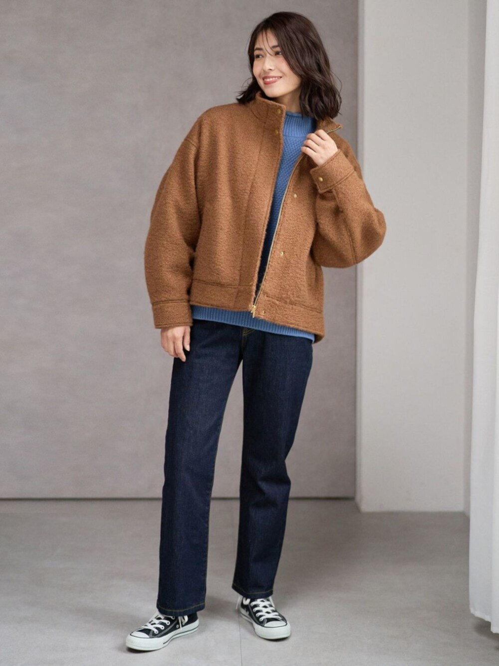 ブラウン系のブルゾンを着用したレディースの秋コーディネートの3枚目の写真