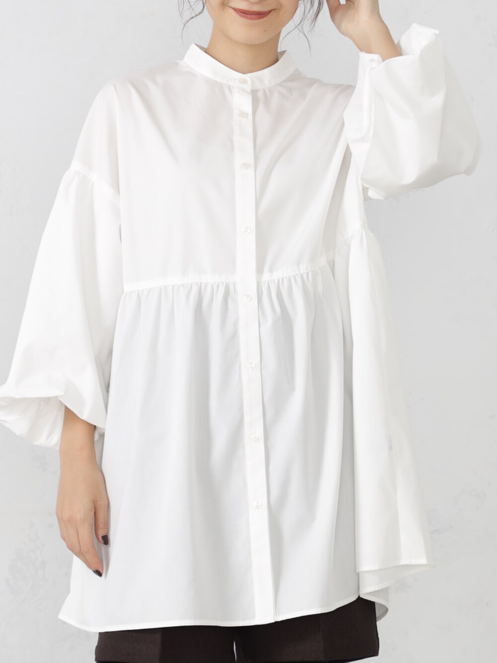 ホワイト系のシャツ/ブラウス、ベージュ系のマフラーを着用したレディースの秋コーディネートの4枚目の写真