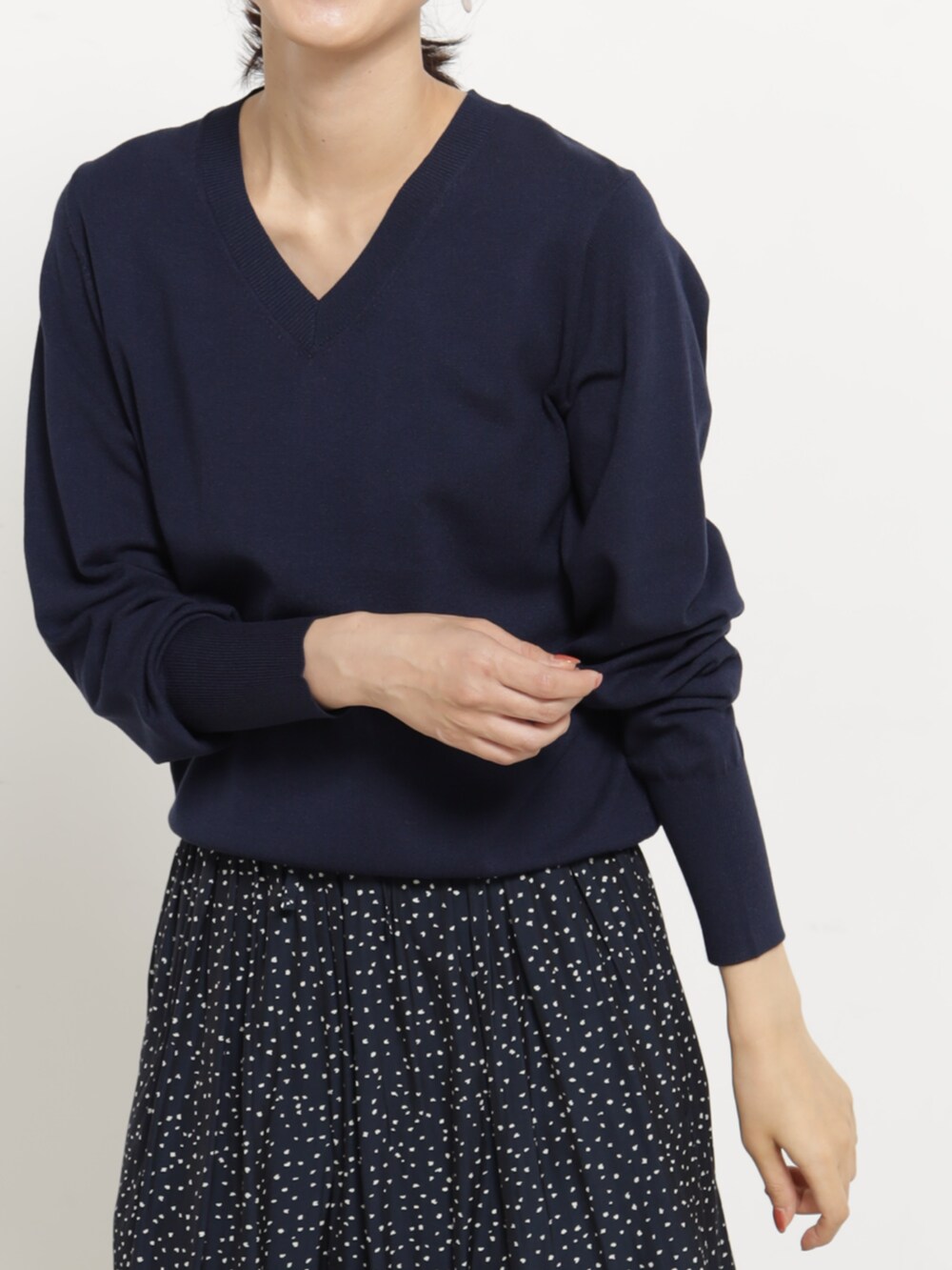 ブルー系のニット/セーターを着用したレディースの秋コーディネートの3枚目の写真