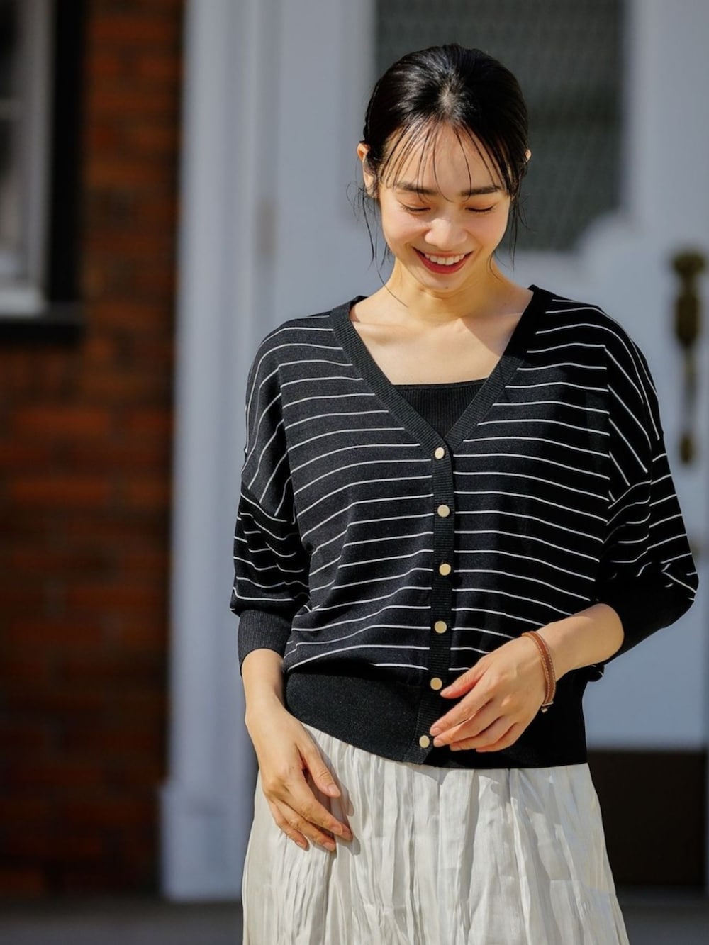 グレー系のニット/セーターを着用したレディースの春コーディネートの3枚目の写真