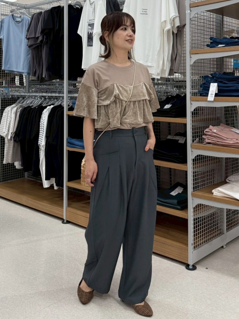 ベージュ系のTシャツ/カットソーを着用したレディースの秋コーディネートの2枚目の写真