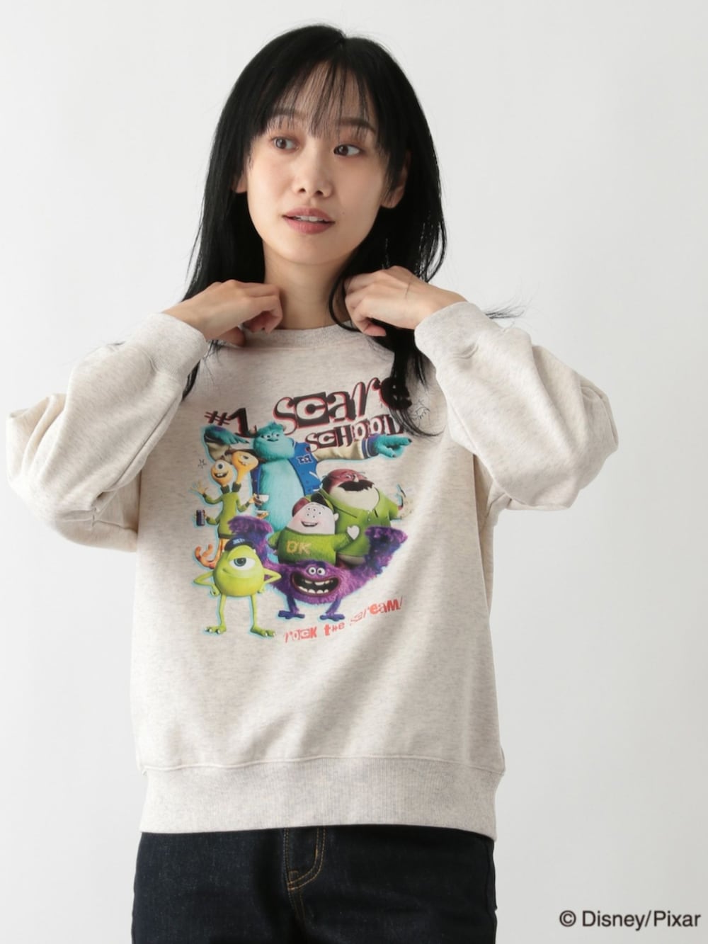 ベージュ系のその他トップスを着用したレディースの春コーディネートの2枚目の写真