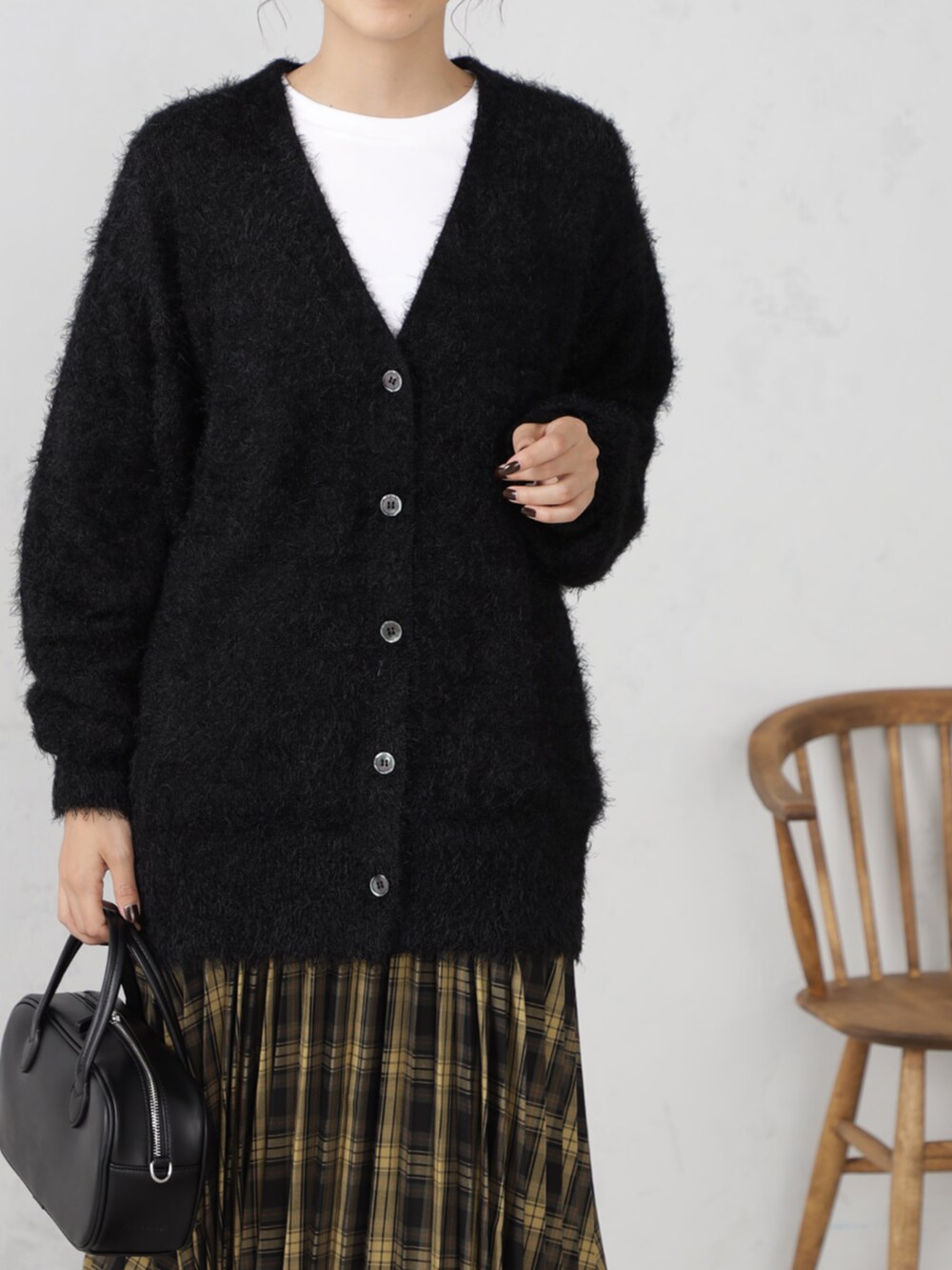 ブラウン系のスカート、ブラック系のカーディガン/ボレロ、ブラック系のハンチング/ベレー帽を着用したレディースの秋コーディネートの3枚目の写真