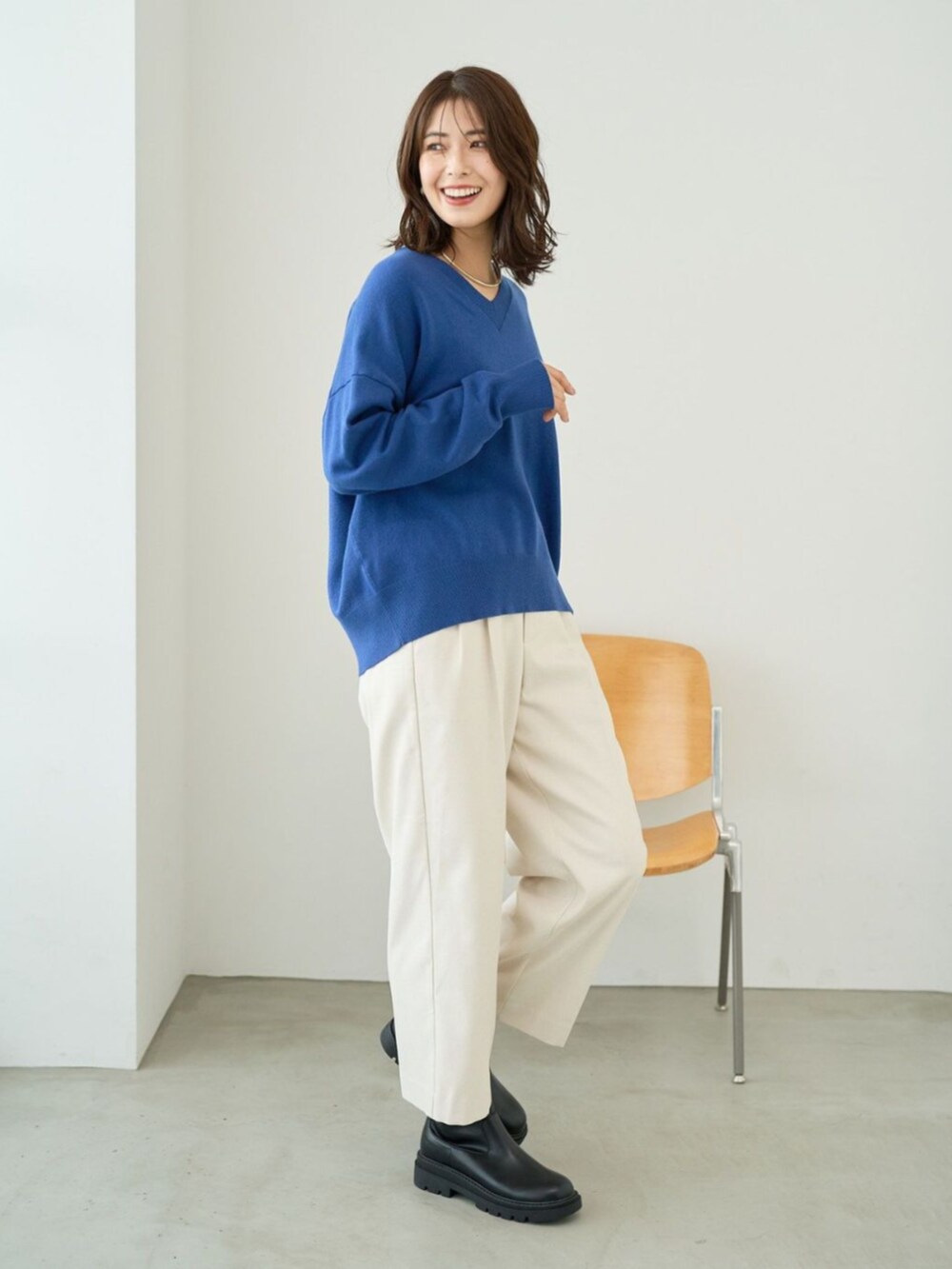 ブルー系のニット/セーターを着用したレディースの冬コーディネートの2枚目の写真