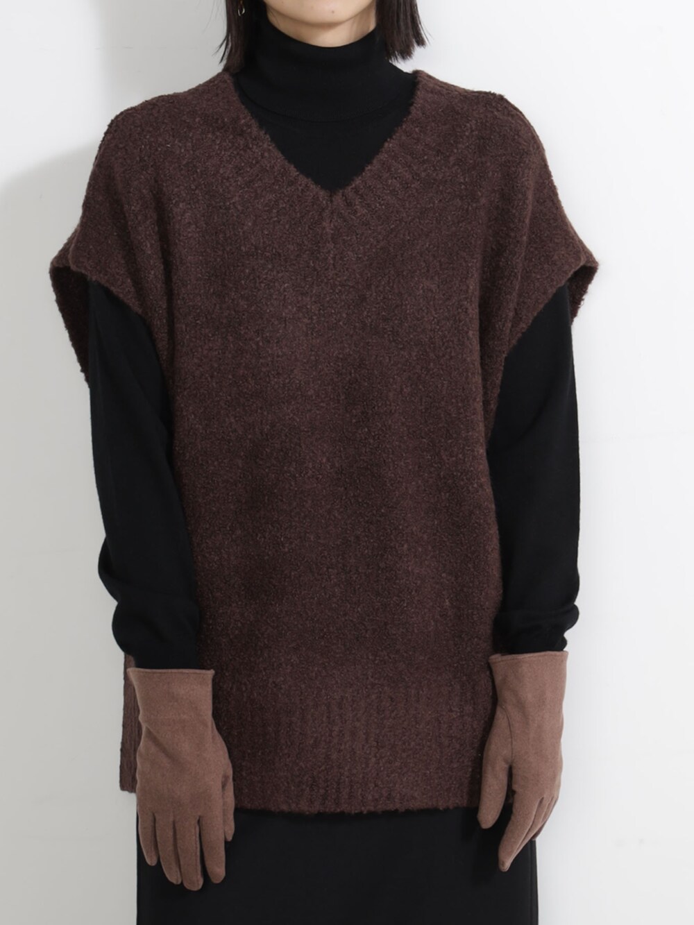 ブラウン系のニット/セーター、ブラウン系の手袋を着用したレディースの秋コーディネートの4枚目の写真