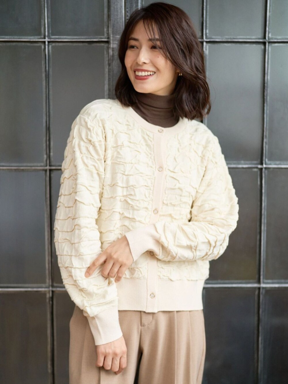 ベージュ系のカーディガン/ボレロを着用したレディースの秋コーディネートの2枚目の写真