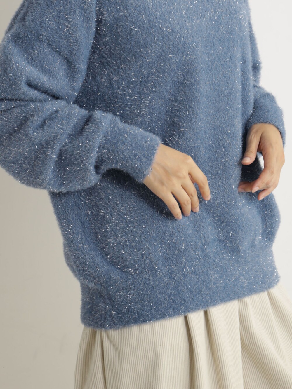 ベージュ系のブーツ、ブルー系のニット/セーター、ベージュ系のその他パンツを着用したレディースの冬コーディネートの3枚目の写真