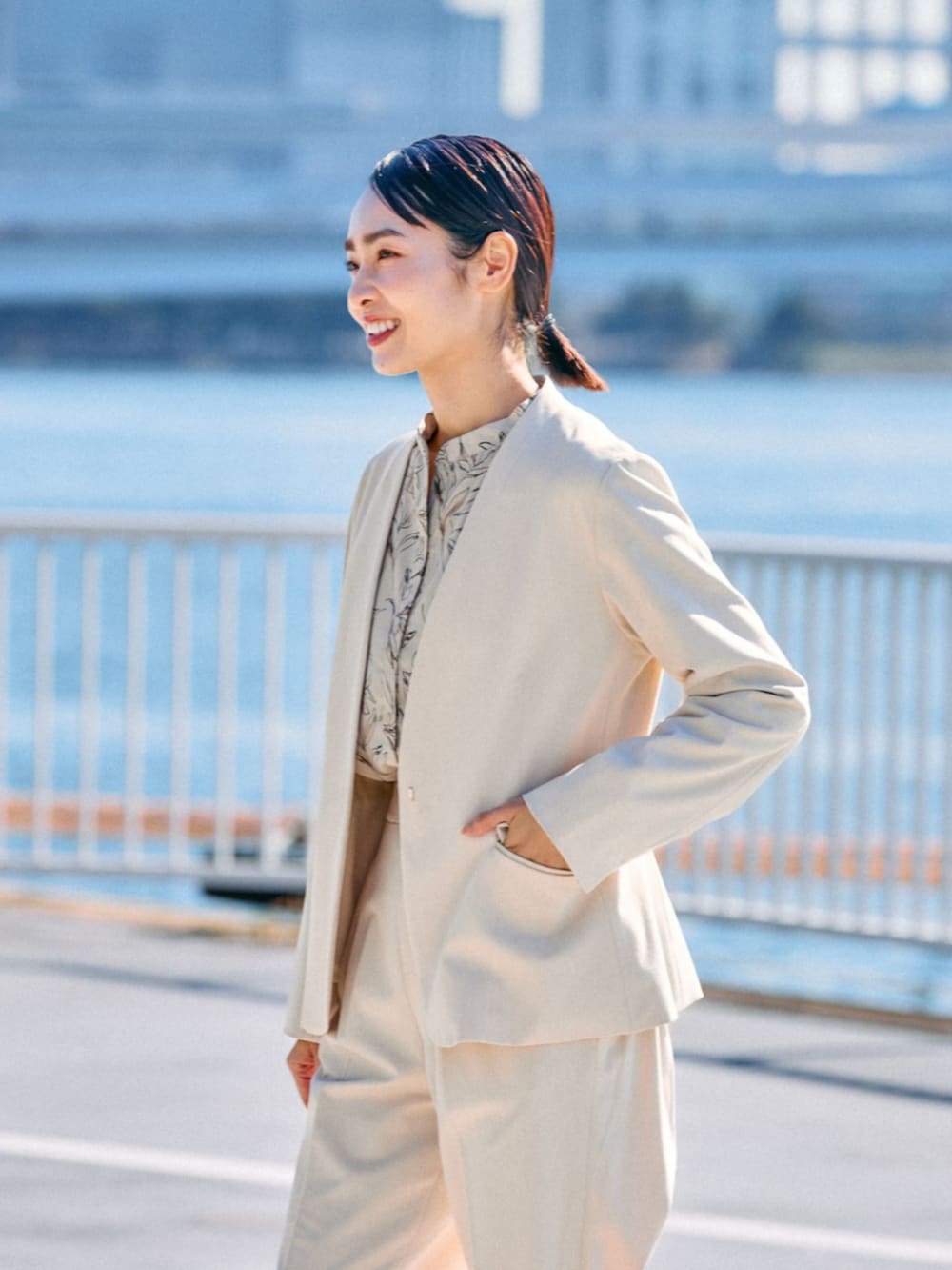 ベージュ系のその他パンツ、ベージュ系のノーカラージャケットを着用したレディースの冬コーディネートの2枚目の写真