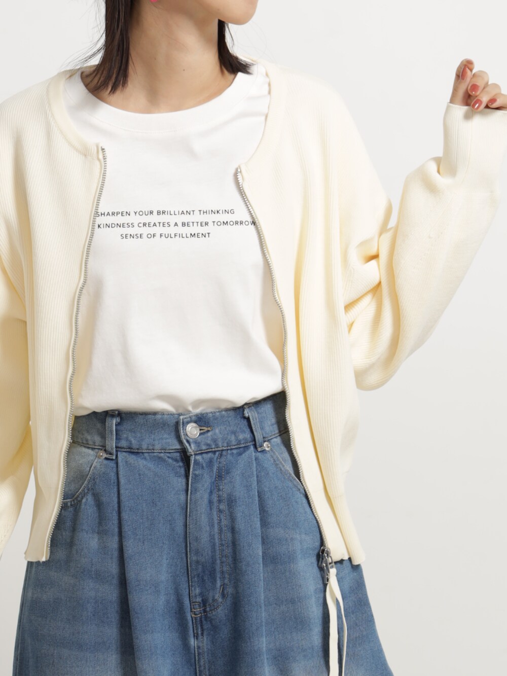 ブルー系のデニムパンツ、ベージュ系のブルゾンを着用したレディースの秋コーディネートの3枚目の写真