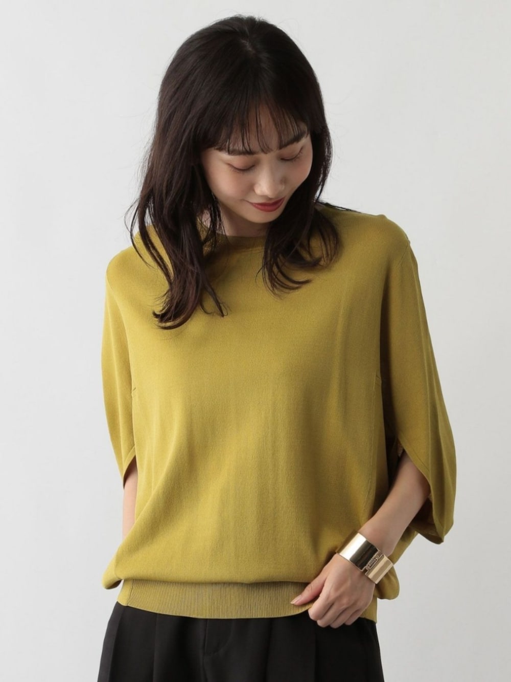 ベージュ系のニット/セーターを着用したレディースの秋コーディネートの3枚目の写真