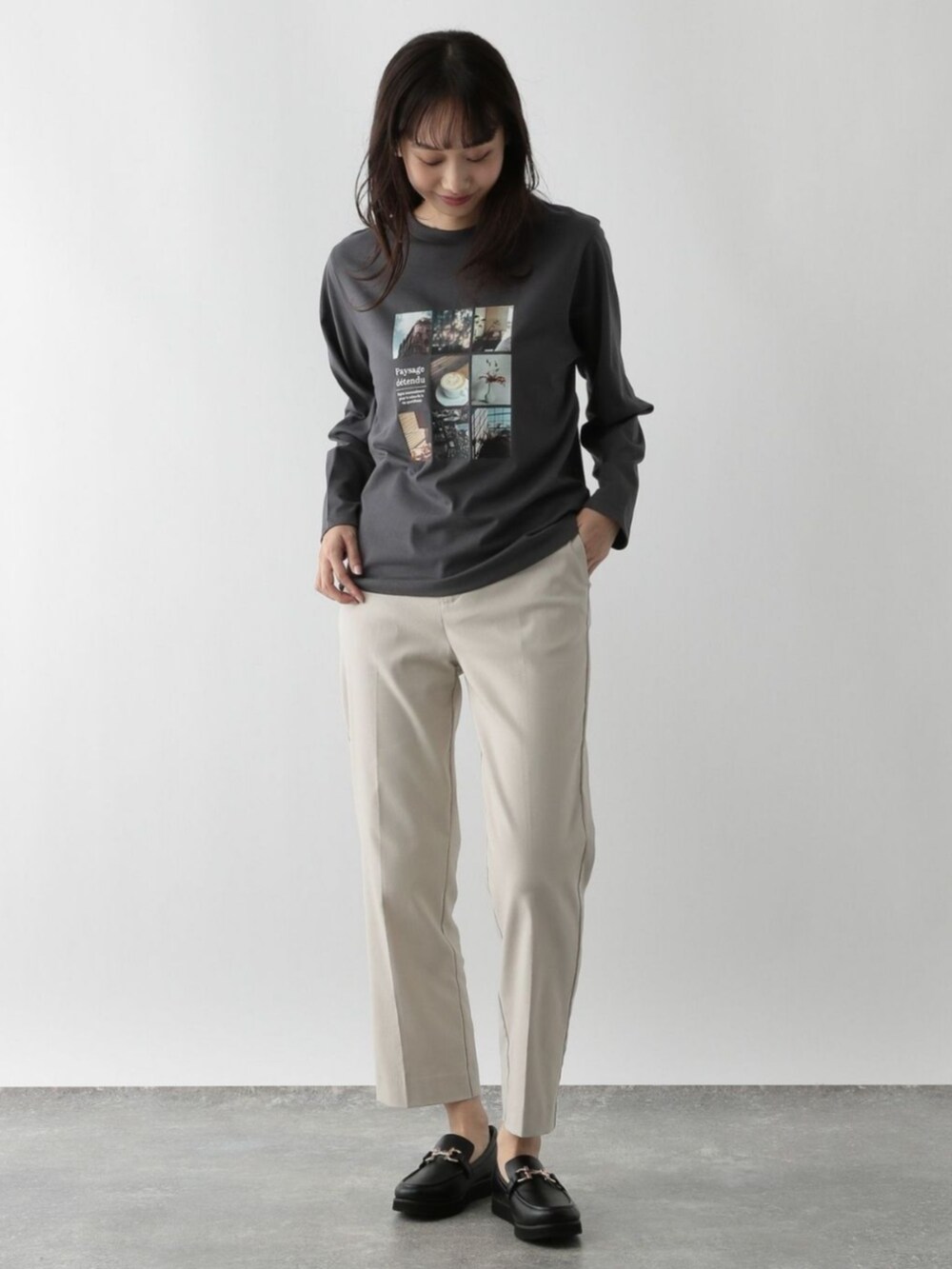 グレー系のTシャツ/カットソーを着用したレディースの秋コーディネートの2枚目の写真