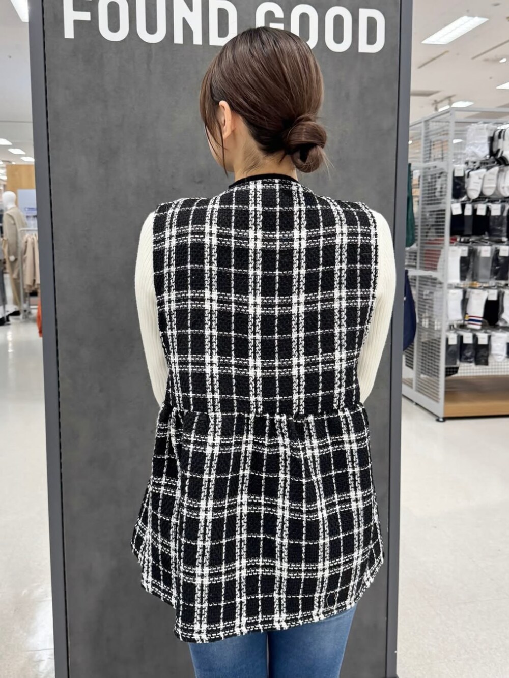 ベージュ系のニット/セーター、ブラック系のパンプス、ブラック系のベストを着用したレディースの冬コーディネートの3枚目の写真