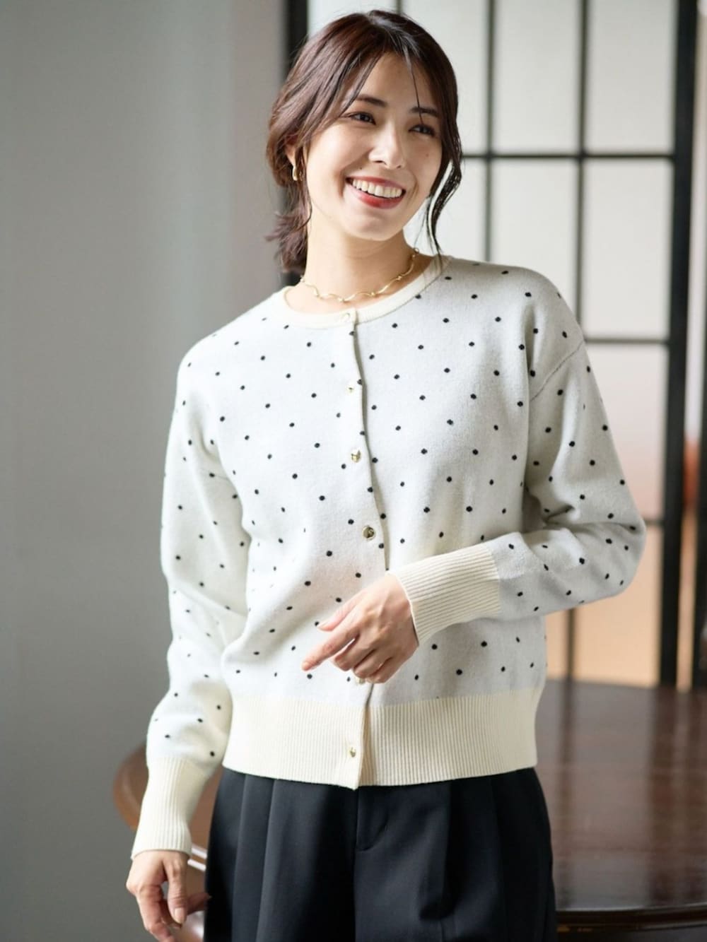 ホワイト系のカーディガン/ボレロを着用したレディースの冬コーディネートの2枚目の写真