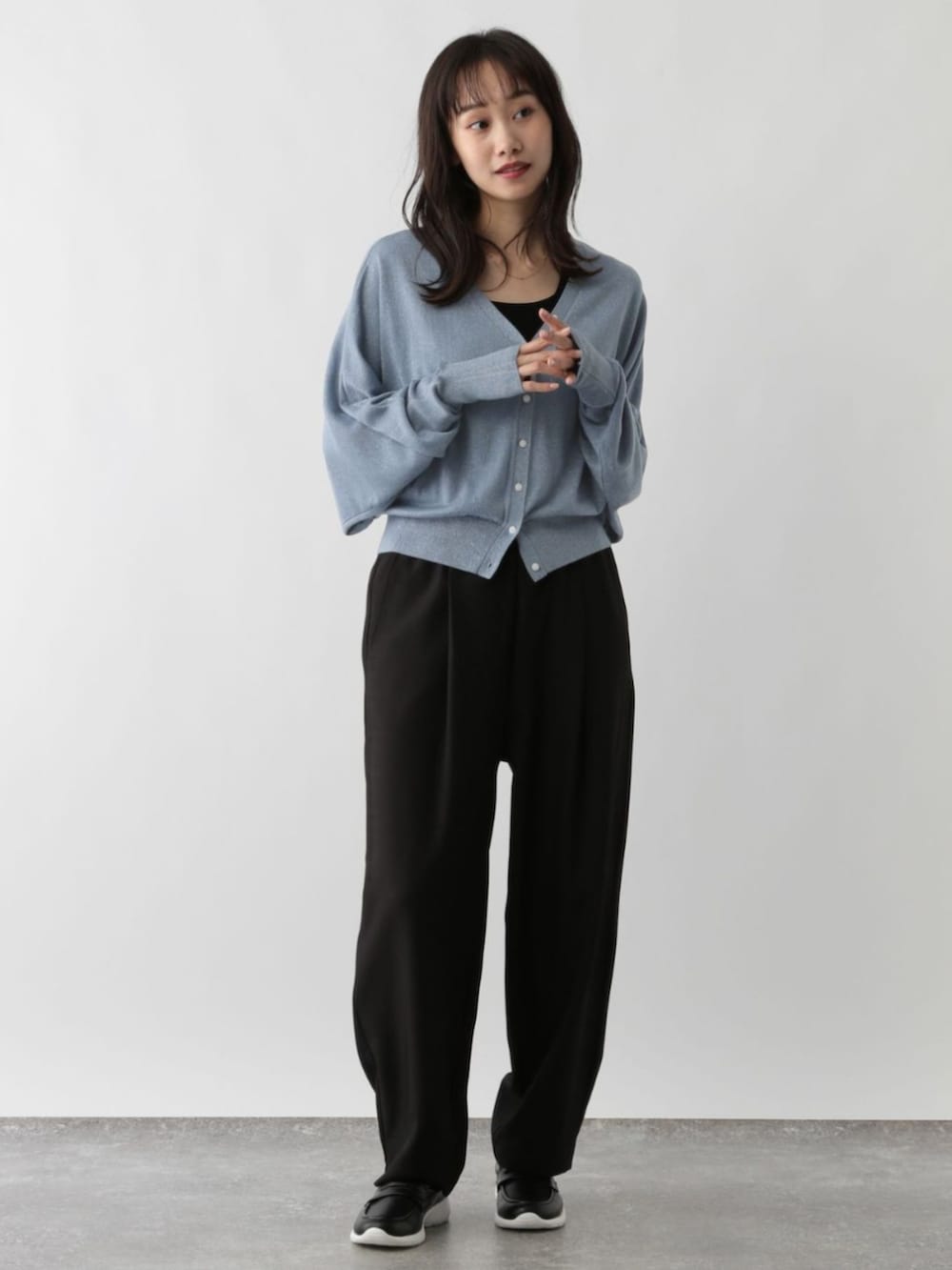 ブルー系のカーディガン/ボレロを着用したレディースの秋コーディネートの2枚目の写真