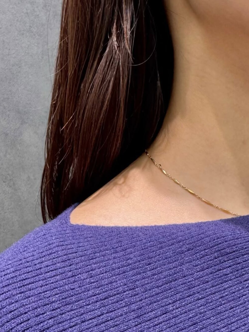 ブルー系のニット/セーターを着用したレディースの冬コーディネートの2枚目の写真