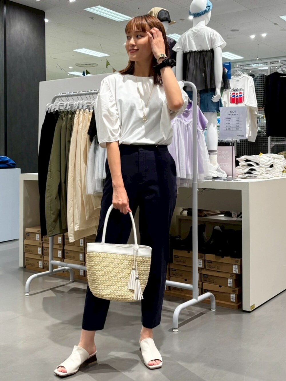 ブルー系のその他パンツを着用したレディースの夏コーディネートの3枚目の写真