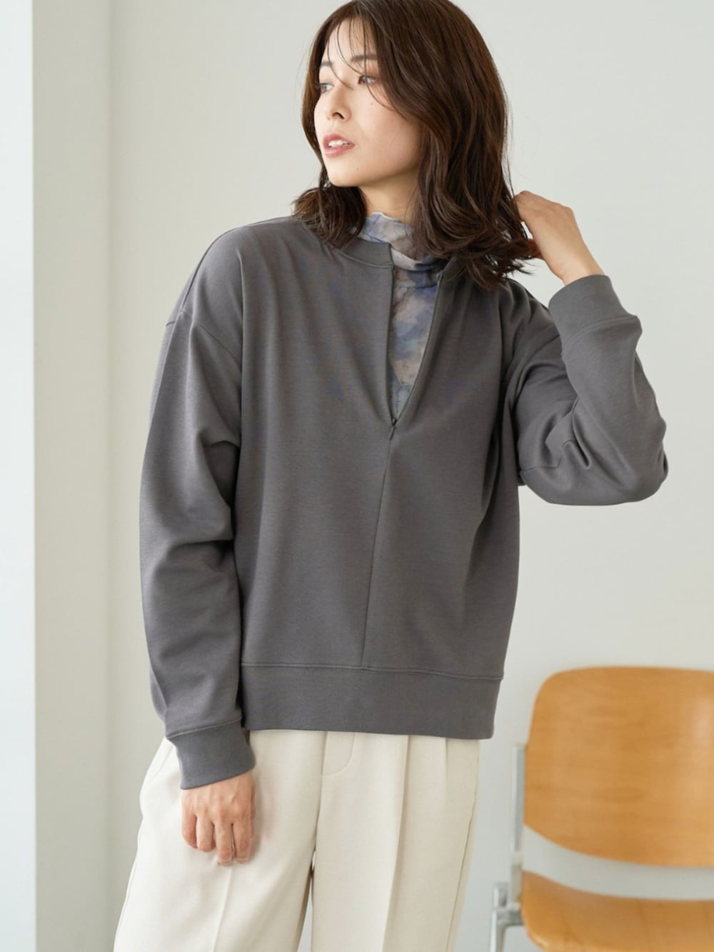 ブラック系のスウェットを着用したレディースの秋コーディネートの2枚目の写真