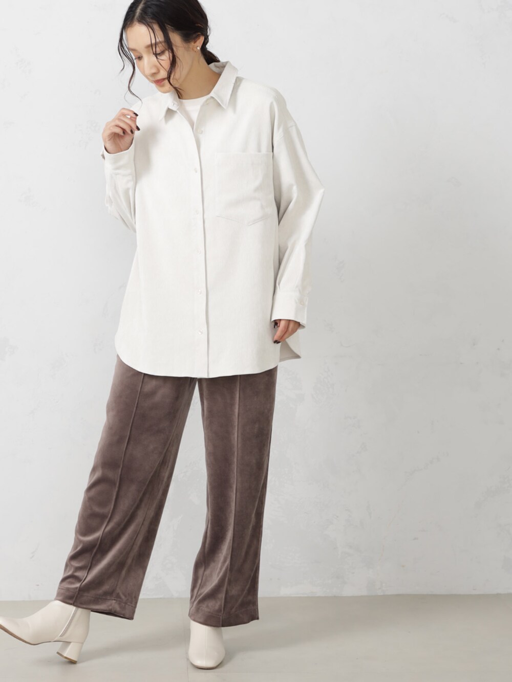 ベージュ系のシャツ/ブラウス、ブラウン系のその他パンツ、レッド系のハットを着用したレディースの秋コーディネートの3枚目の写真