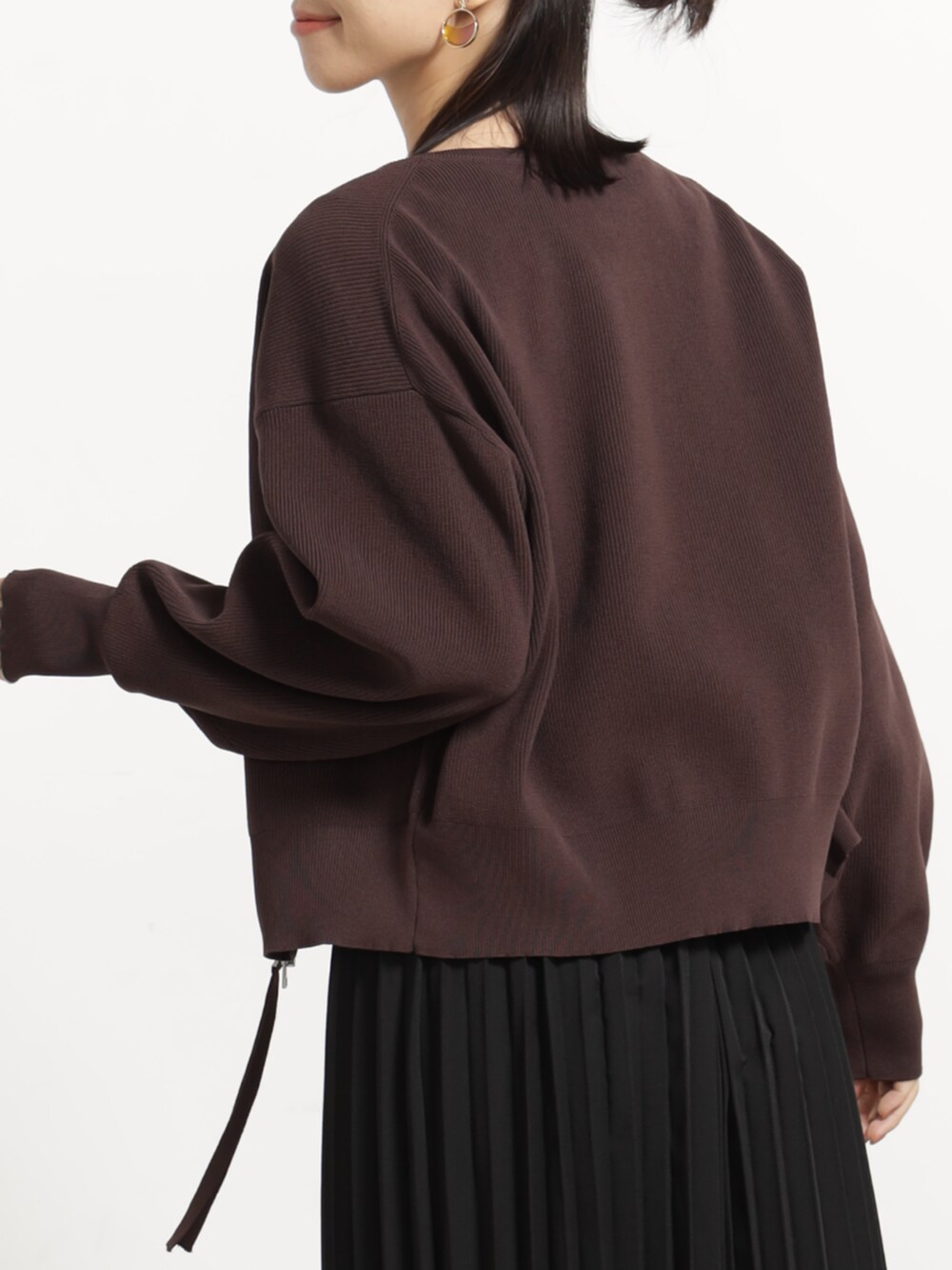 ブラウン系のブルゾン、ブラック系のスカートを着用したレディースの秋コーディネートの3枚目の写真