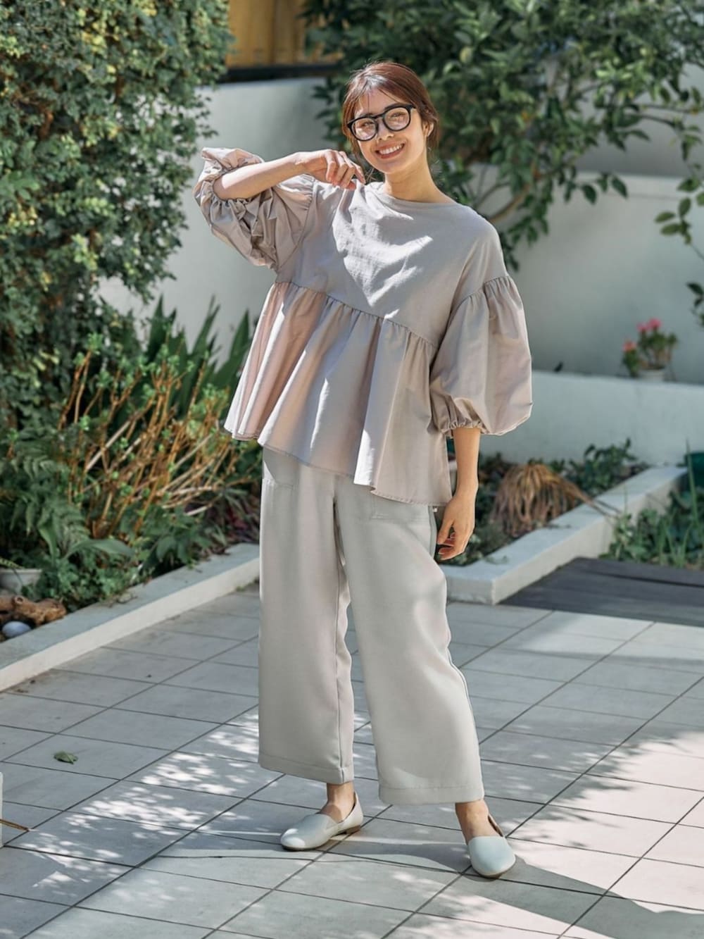 ベージュ系のTシャツ/カットソーを着用したレディースの春コーディネートの2枚目の写真