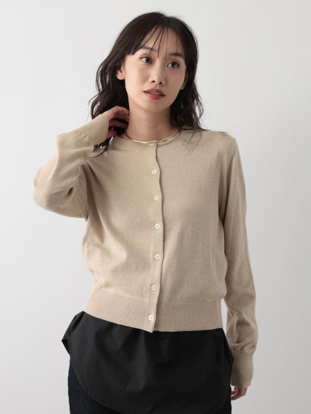 ベージュ系のカーディガン/ボレロを着用したレディースの秋コーディネートの2枚目の写真