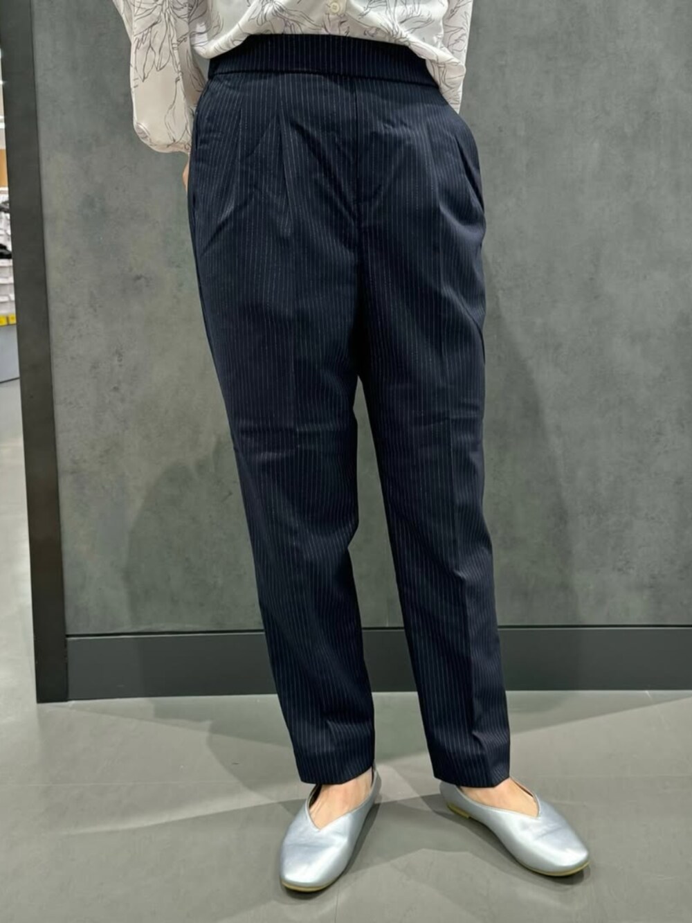 ホワイト系のシャツ/ブラウス、グレー系のパンプス、グレー系のその他パンツを着用したレディースの冬コーディネートの2枚目の写真