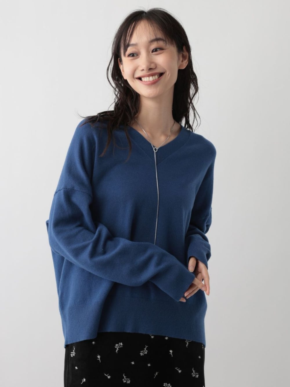 ブルー系のニット/セーターを着用したレディースの冬コーディネートの2枚目の写真
