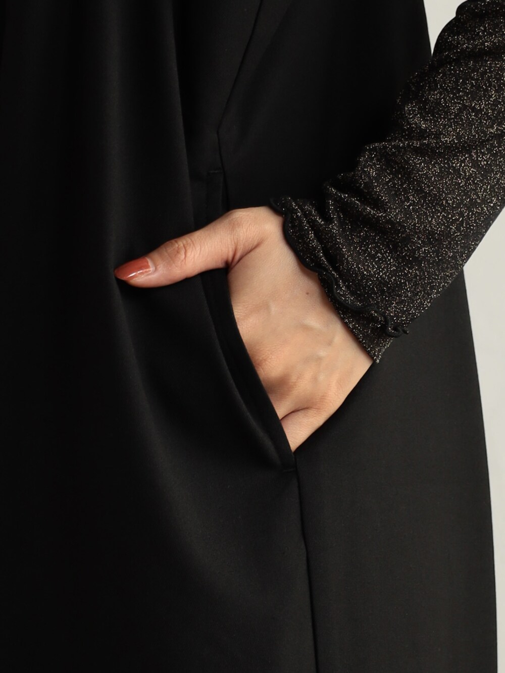 ブラック系のパンプス、ブラック系のサロペット/オーバーオールを着用したレディースの冬コーディネートの3枚目の写真