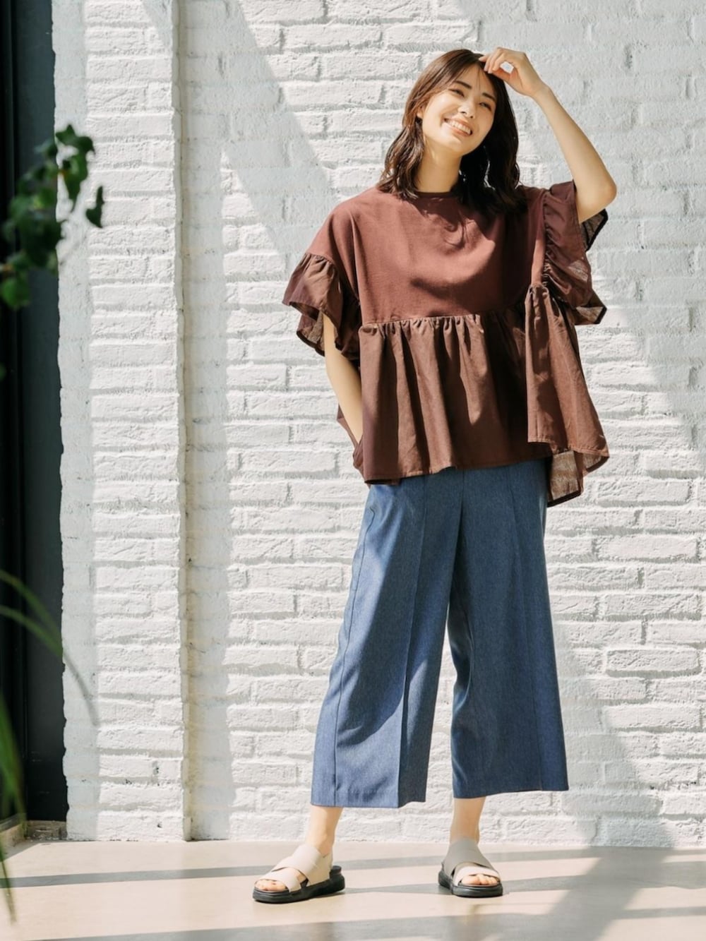 ブラウン系のTシャツ/カットソーを着用したレディースの春コーディネートの2枚目の写真