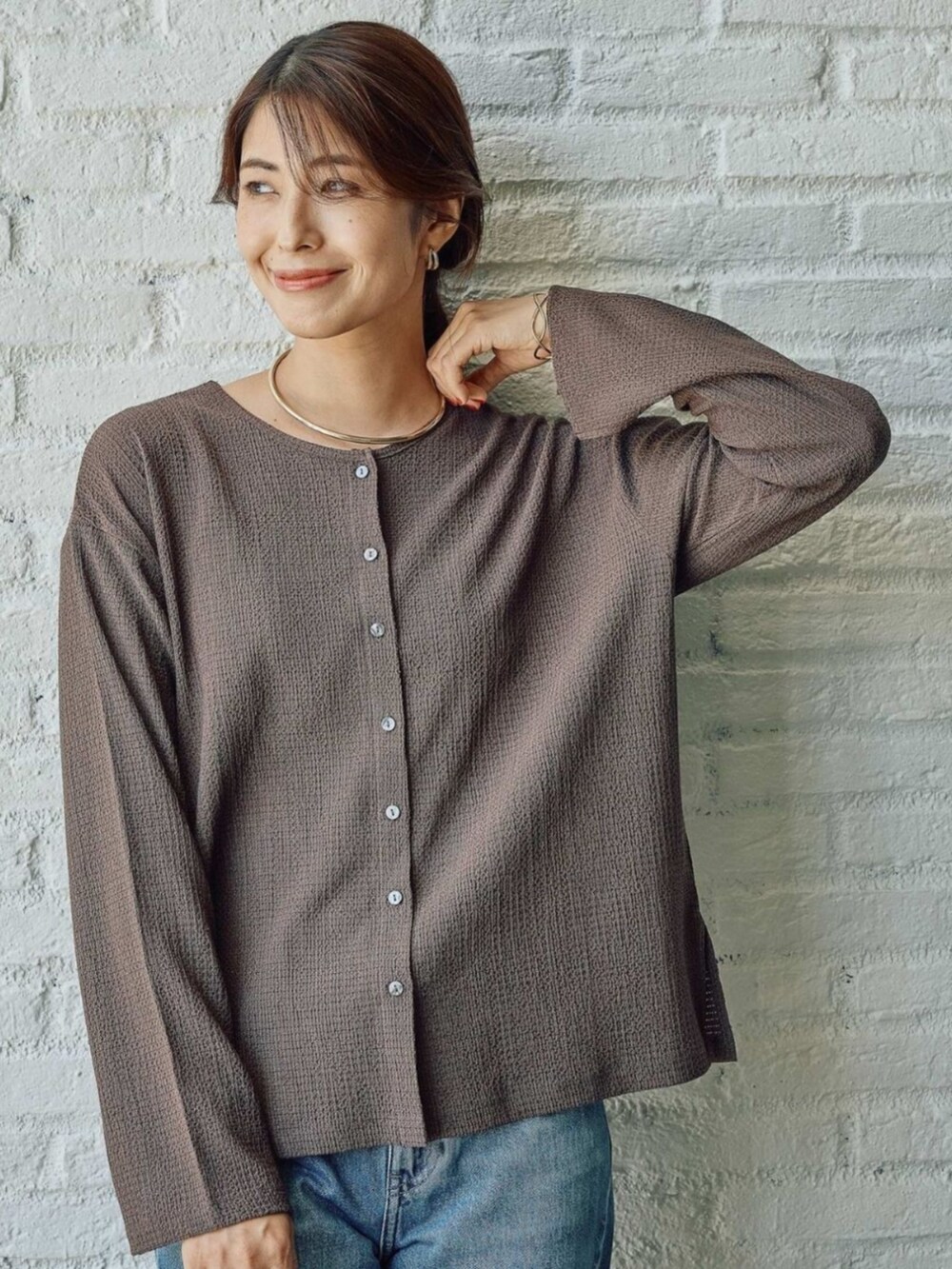 ブラウン系のカーディガン/ボレロを着用したレディースの秋コーディネートの2枚目の写真