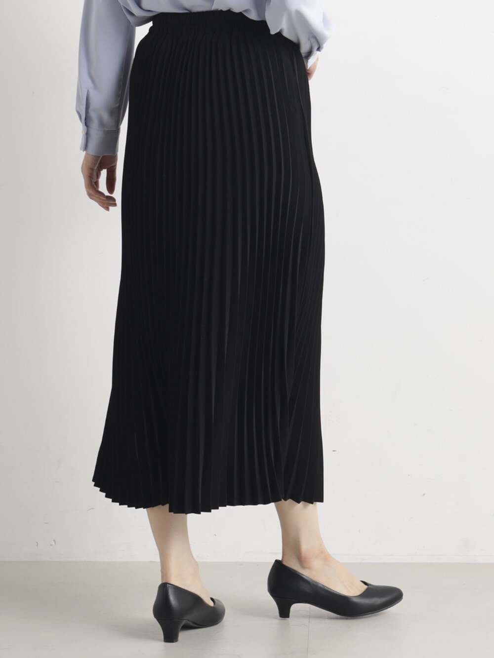 ブルー系のシャツ/ブラウス、ブラック系のスカートを着用したレディースの春コーディネートの2枚目の写真