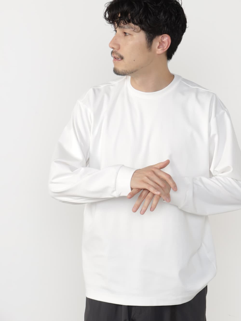 ホワイト系のTシャツ/カットソー、グレー系のその他パンツを着用したメンズの秋コーディネートの4枚目の写真