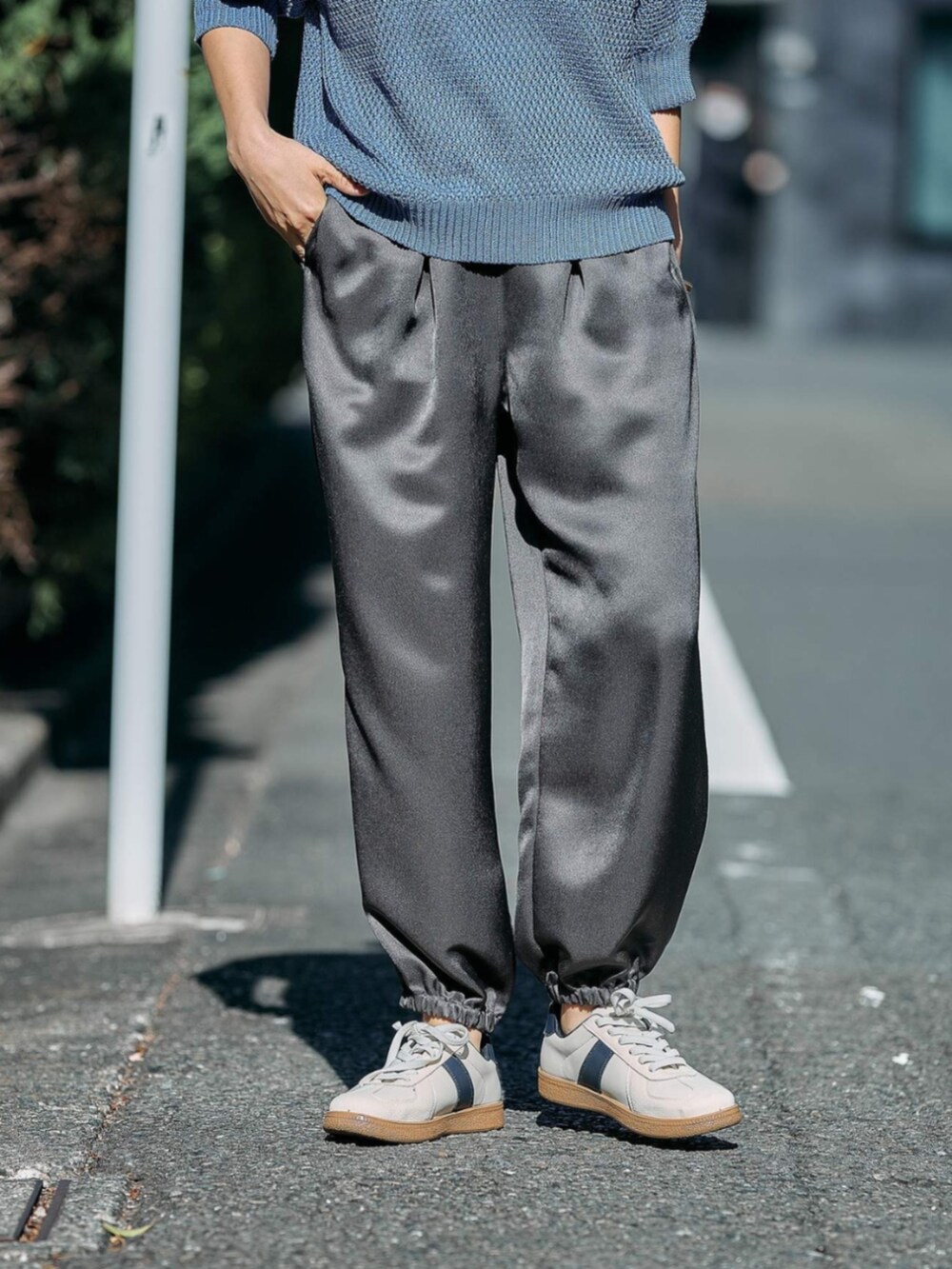 ブラック系のその他パンツを着用したレディースの夏コーディネートの2枚目の写真