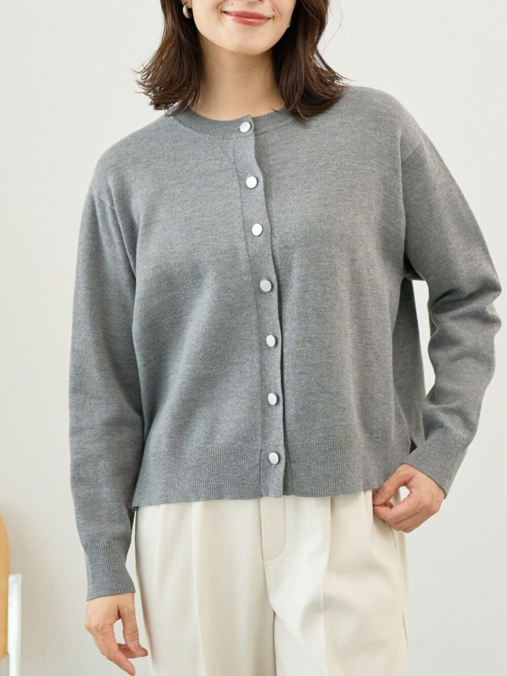 ブラック系のカーディガン/ボレロを着用したレディースの秋コーディネートの2枚目の写真