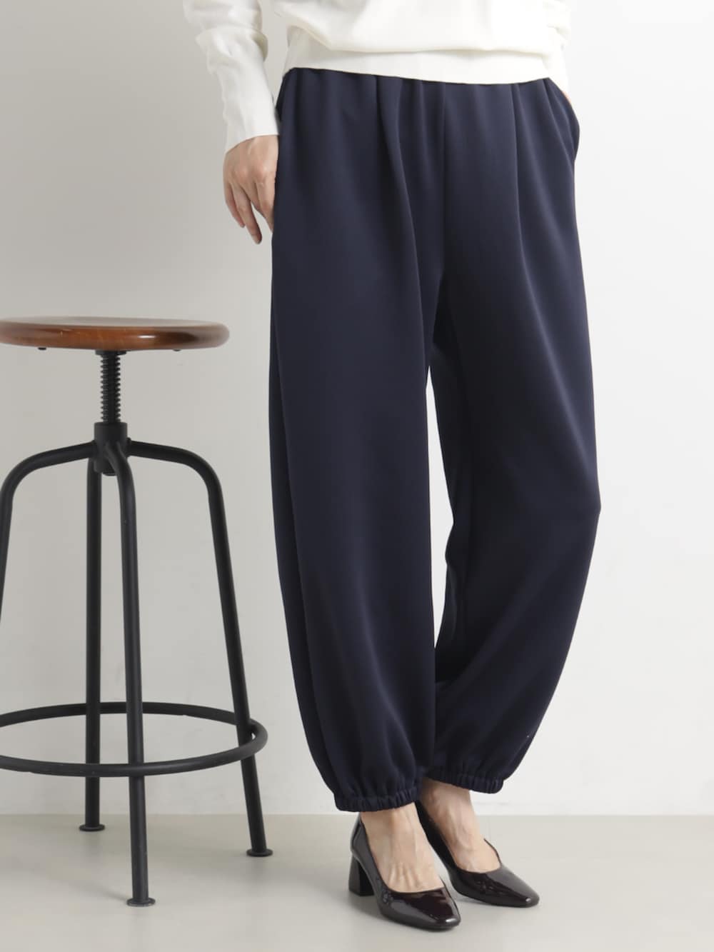 ブルー系のその他パンツ、ホワイト系のニット/セーターを着用したレディースの冬コーディネートの2枚目の写真