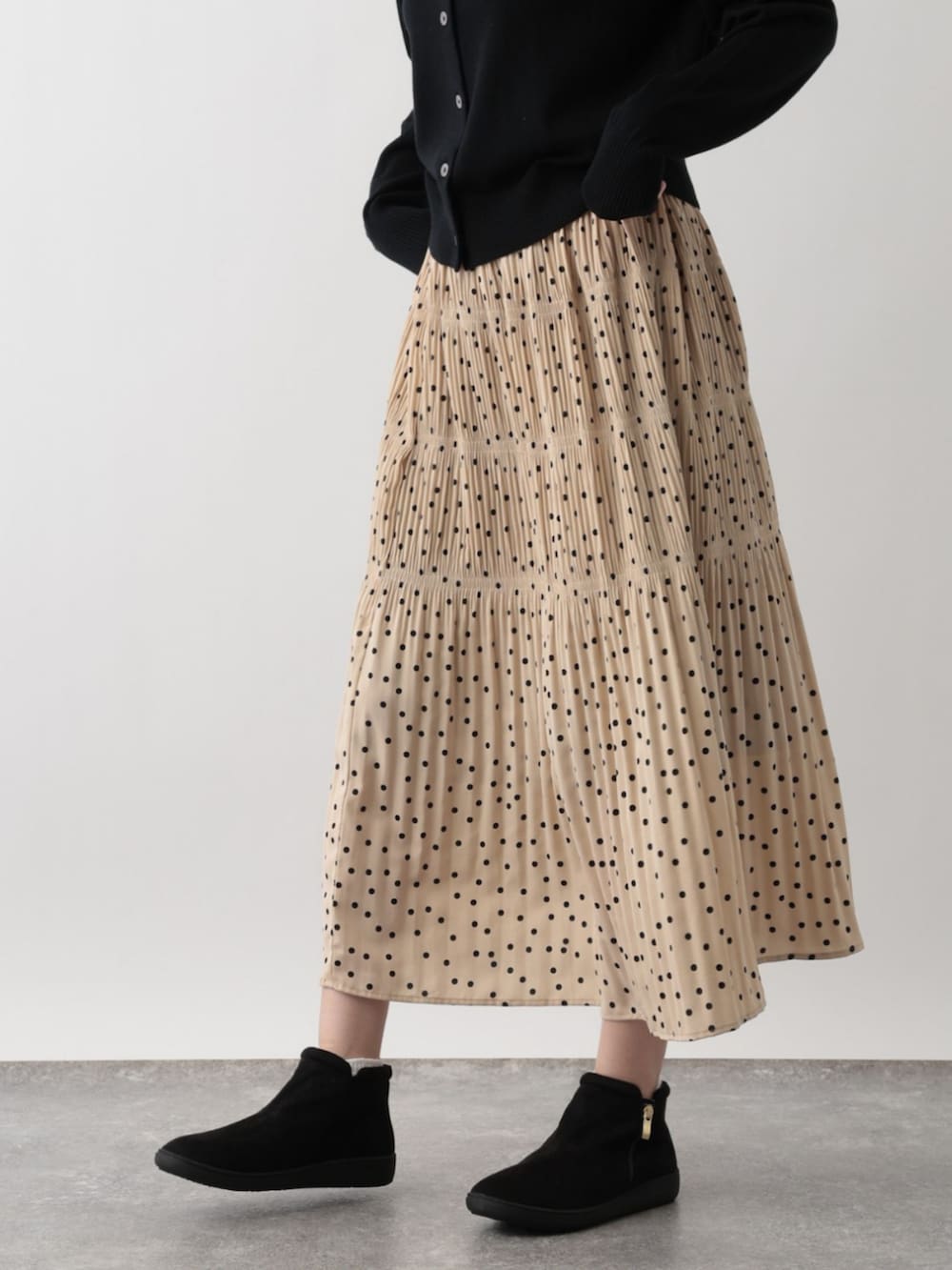 ベージュ系のスカートを着用したレディースの冬コーディネートの2枚目の写真