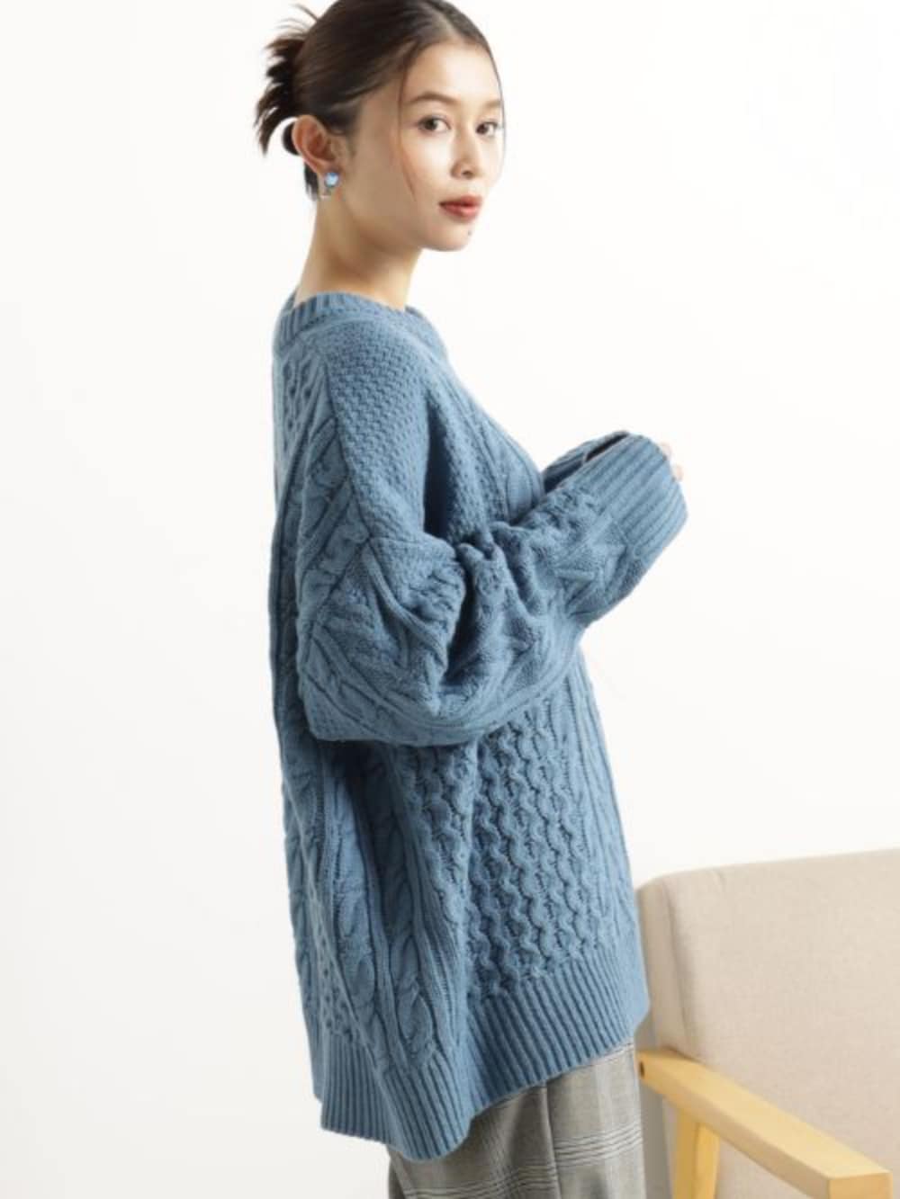 グレー系のボストンバッグ、ブルー系のニット/セーター、ブルー系のその他パンツを着用したレディースの冬コーディネートの2枚目の写真