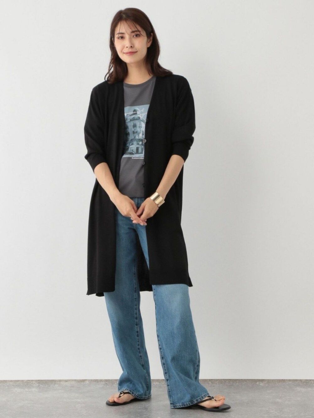 ブラック系のカーディガン/ボレロを着用したレディースの冬コーディネートの2枚目の写真