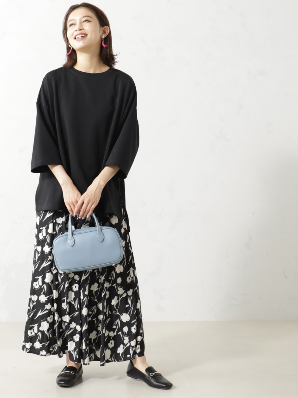 ブラック系のTシャツ/カットソー、ブルー系のボストンバッグを着用したレディースの秋コーディネートの3枚目の写真