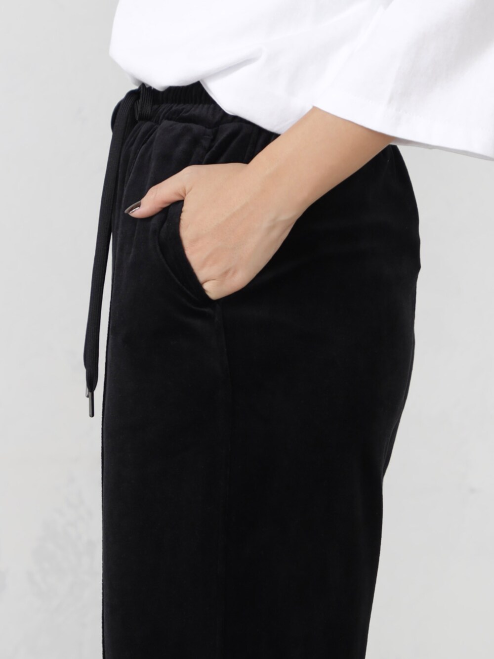 オレンジ系のシャツ/ブラウス、ブラック系のその他パンツを着用したレディースの秋コーディネートの3枚目の写真