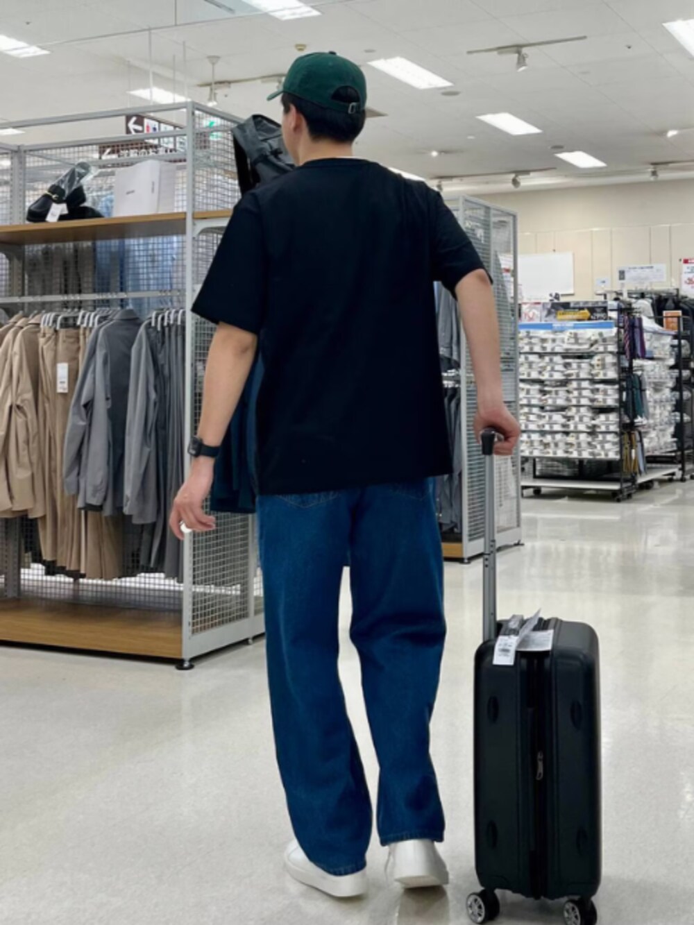 ブラック系のスーツケース/キャリーバッグ、ブラック系のスーツケース/キャリーバッグを着用したメンズの秋コーディネートの2枚目の写真