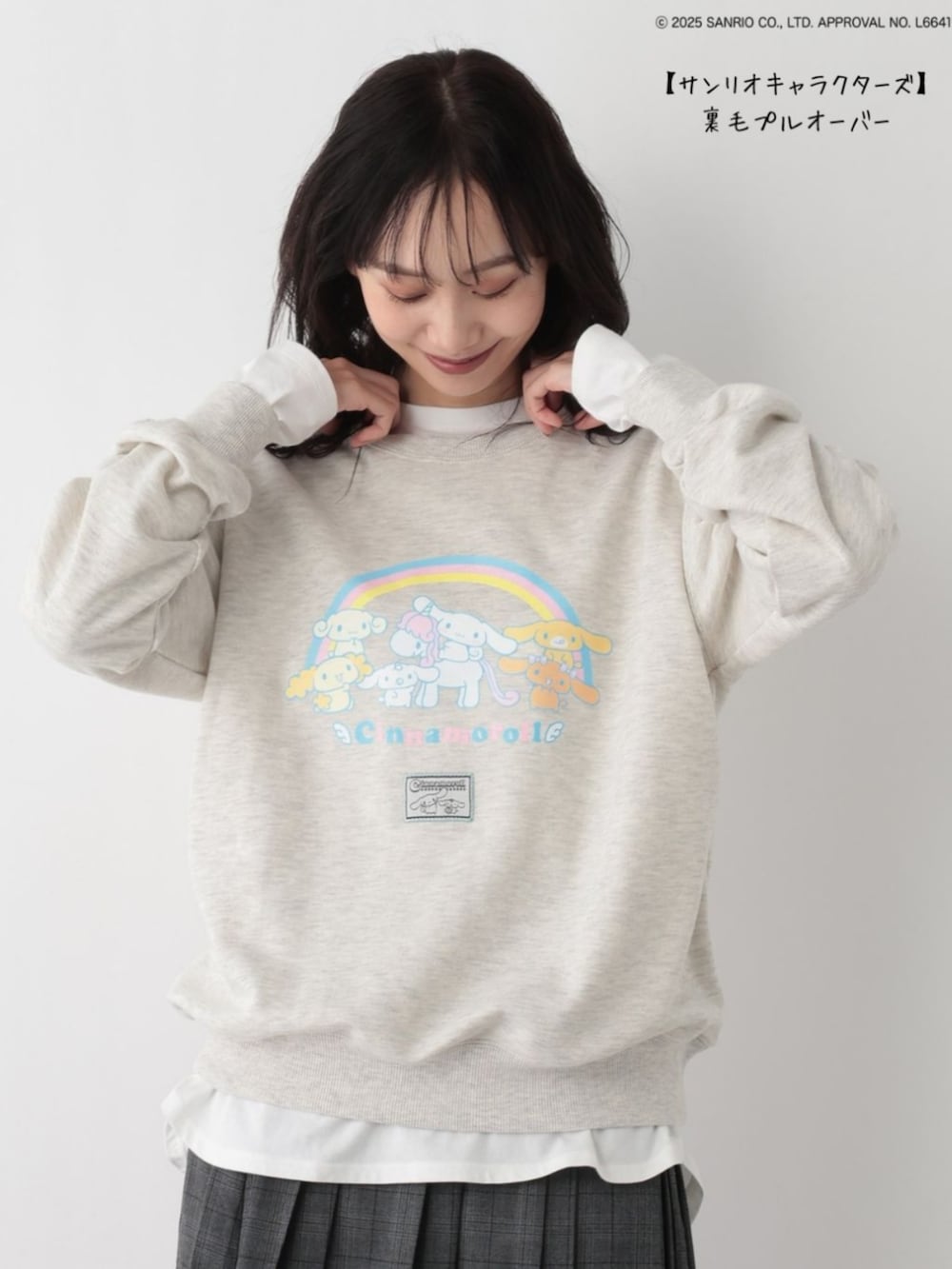 ベージュ系のその他トップスを着用したレディースの冬コーディネートの2枚目の写真