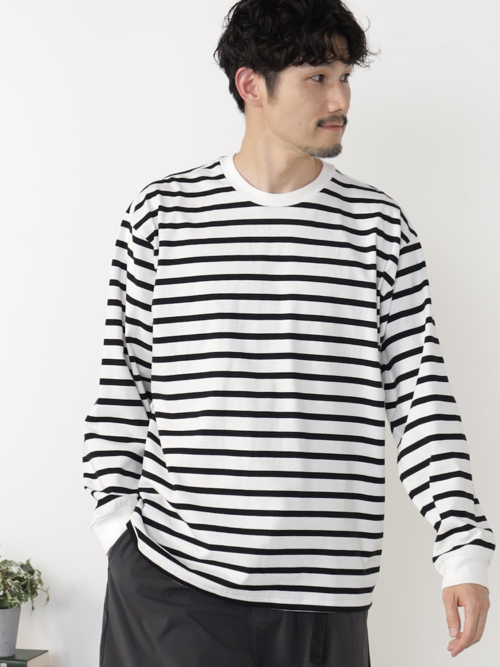 グレー系のその他パンツ、グレー系のボディバッグ/ウエストポーチ、ホワイト系のTシャツ/カットソーを着用したメンズの秋コーディネートの3枚目の写真