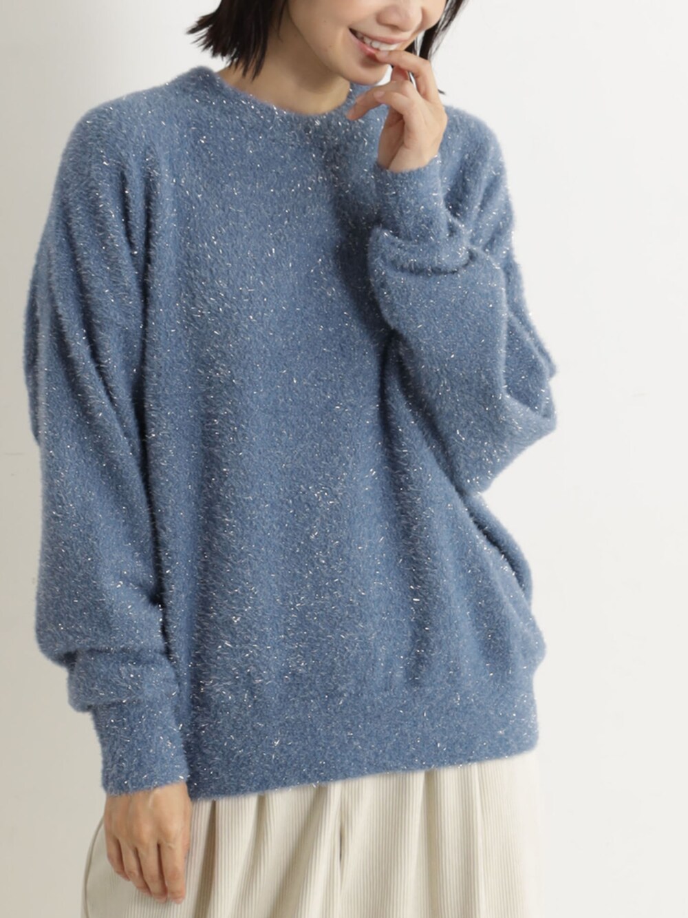 ベージュ系のブーツ、ブルー系のニット/セーター、ベージュ系のその他パンツを着用したレディースの冬コーディネートの2枚目の写真