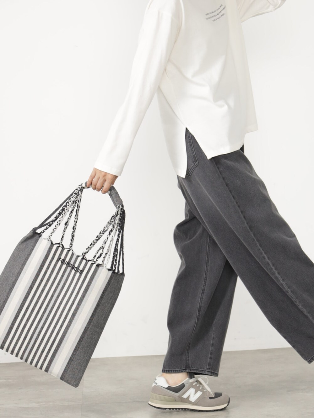 ホワイト系のTシャツ/カットソー、ブラック系のトートバッグを着用したレディースの秋コーディネートの3枚目の写真