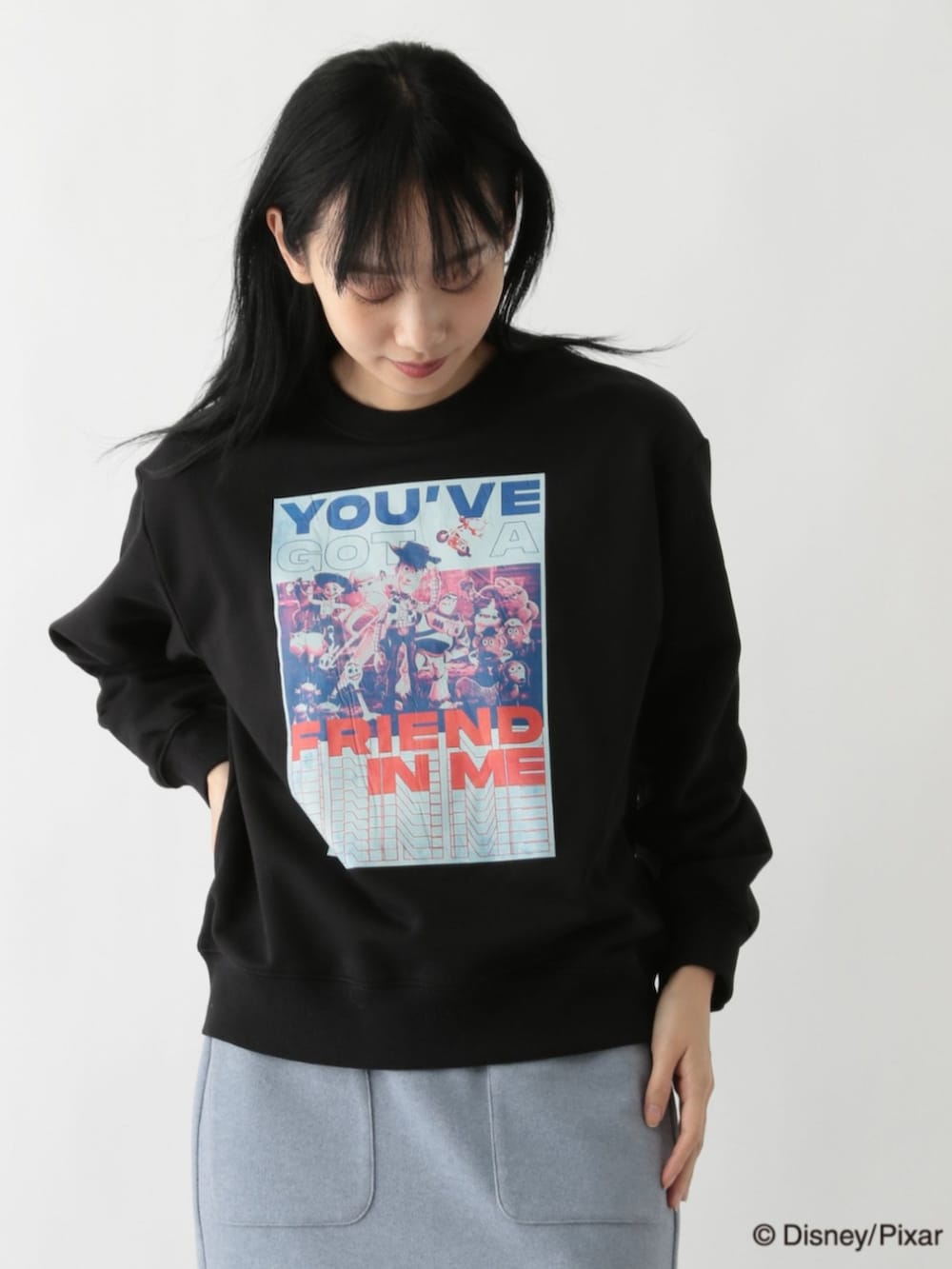 ブラック系のその他トップスを着用したレディースの春コーディネートの2枚目の写真