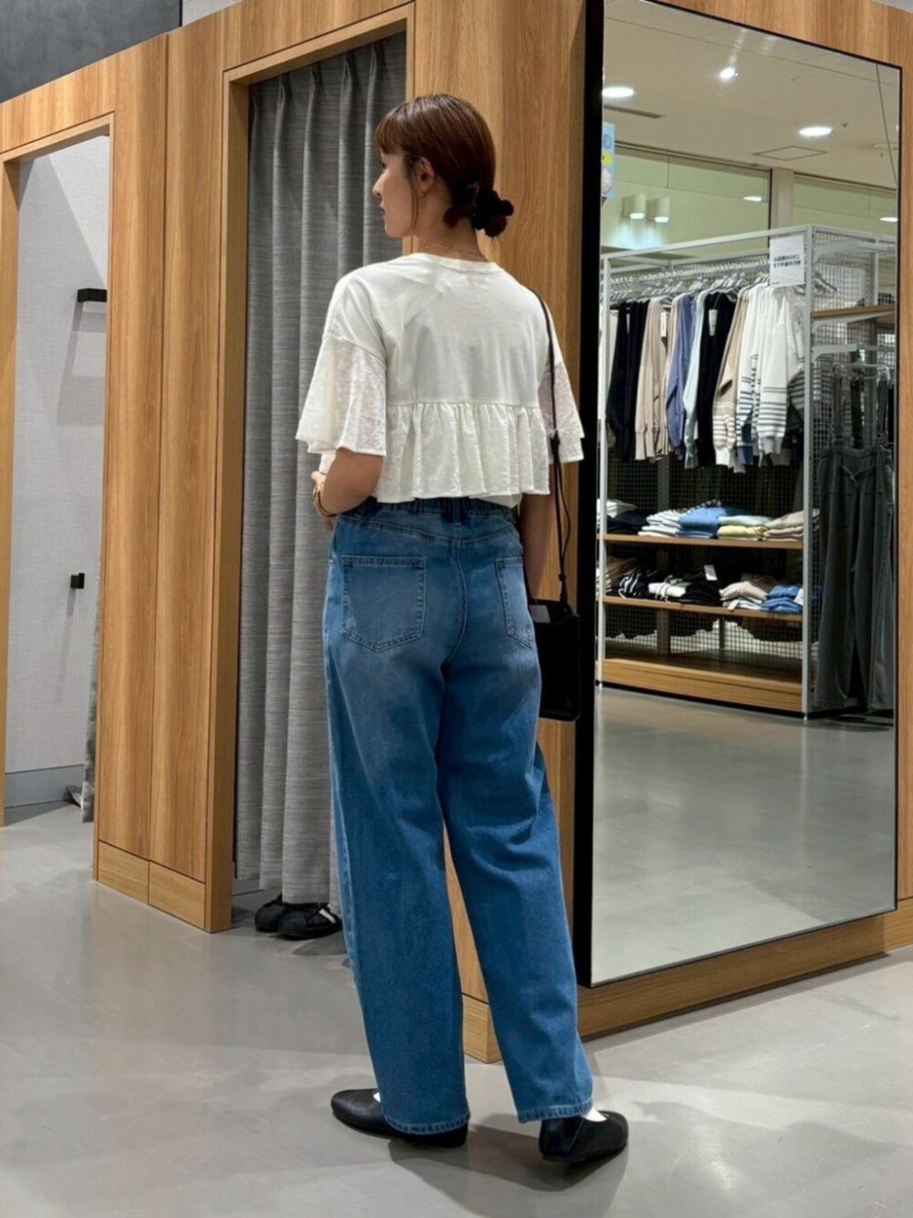 ベージュ系のTシャツ/カットソーを着用したレディースの秋コーディネートの3枚目の写真