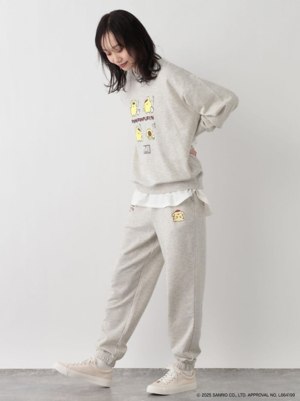 ベージュ系のその他トップスを着用したレディースの冬コーディネートの2枚目の写真